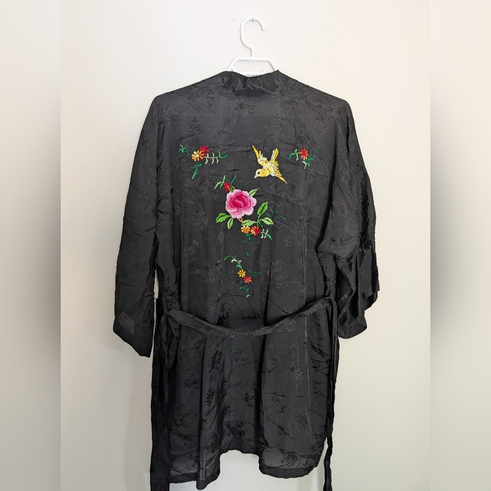 Vintage Black Embroidered Kimono Robe🌸 Rayon | Medium |